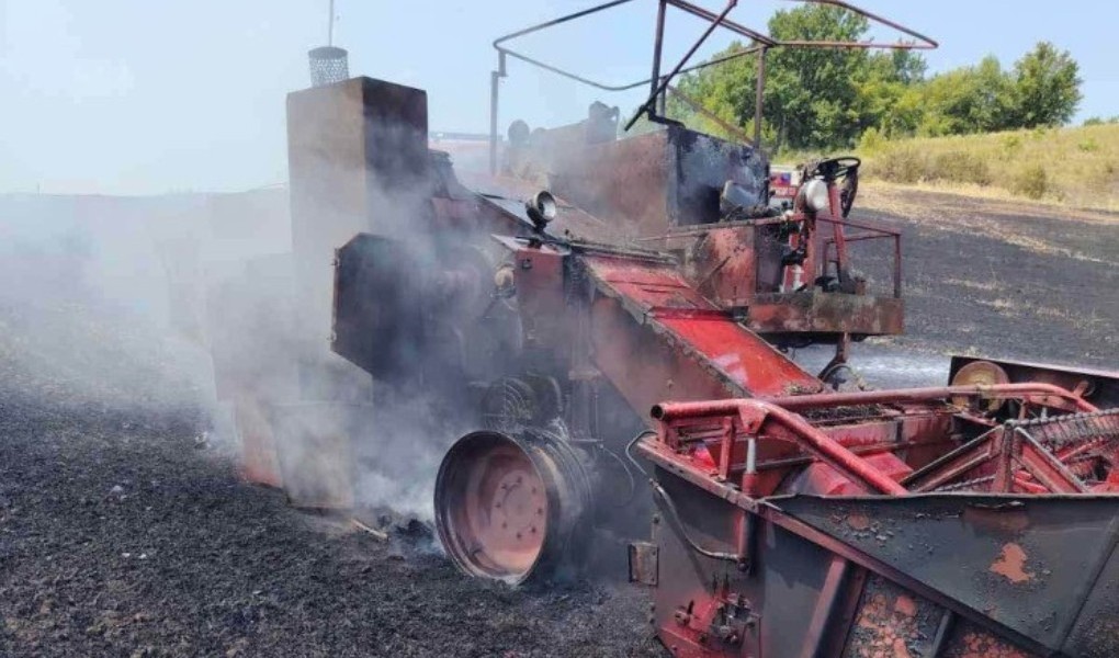 Jedna varnica bila je dovoljna: Izgorjeli kombajn i 12 dunuma pšenice