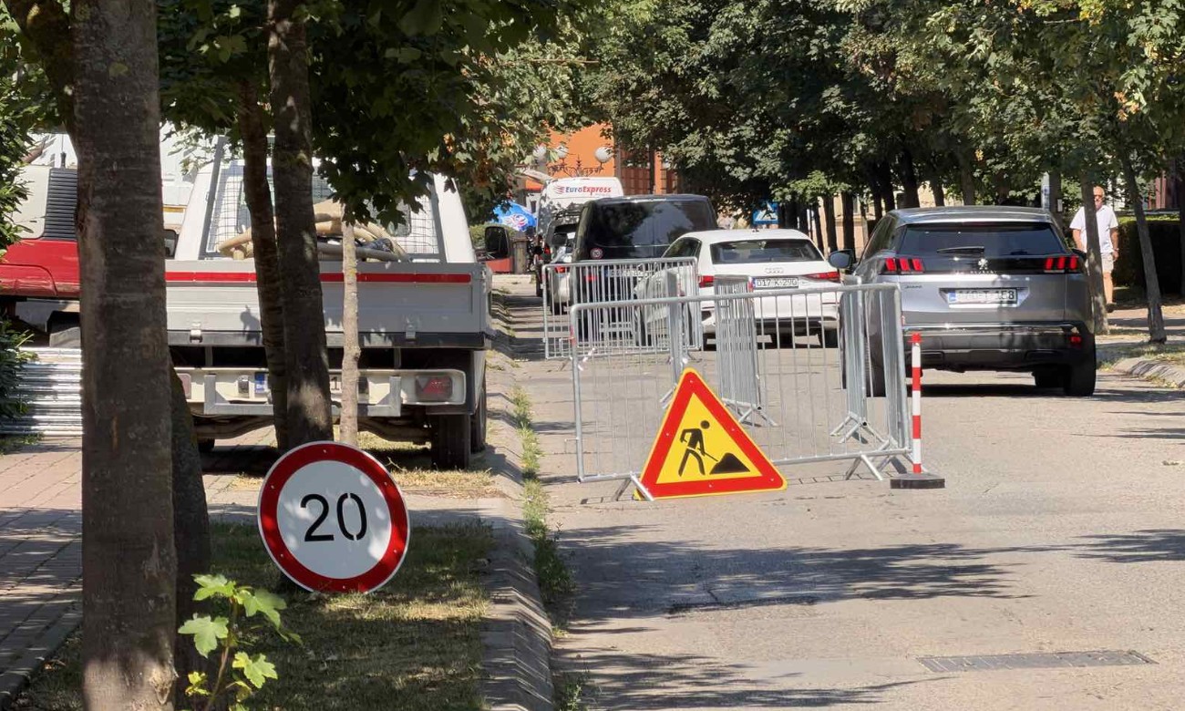 Nema parkiranja u jednoj od najprometnijih ulica: Stigle mašine u centar Banjaluke FOTO