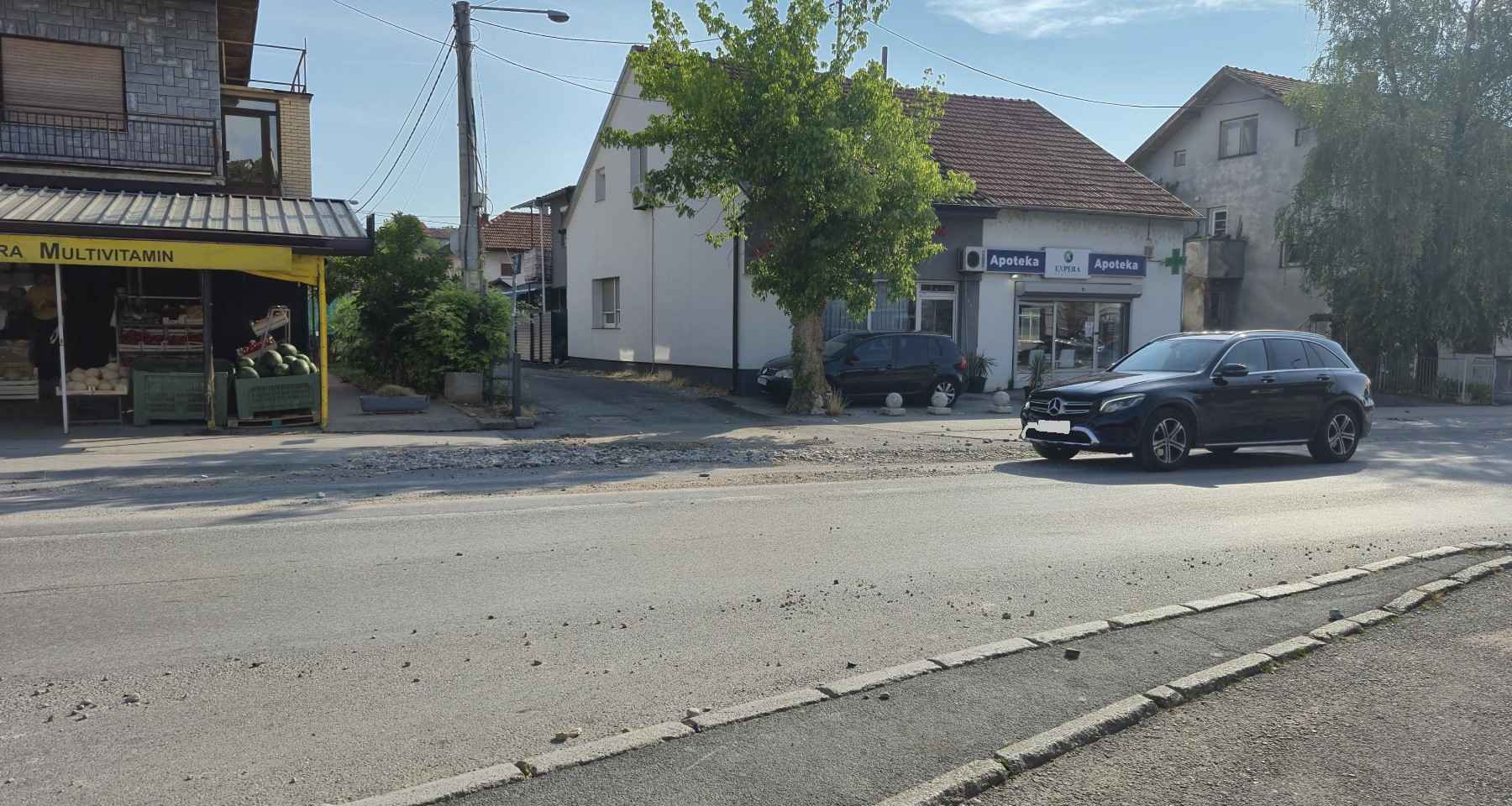 Nevrijeme u Banjaluci napravilo problem: Lauš osvanuo prekrivren kamenjem FOTO