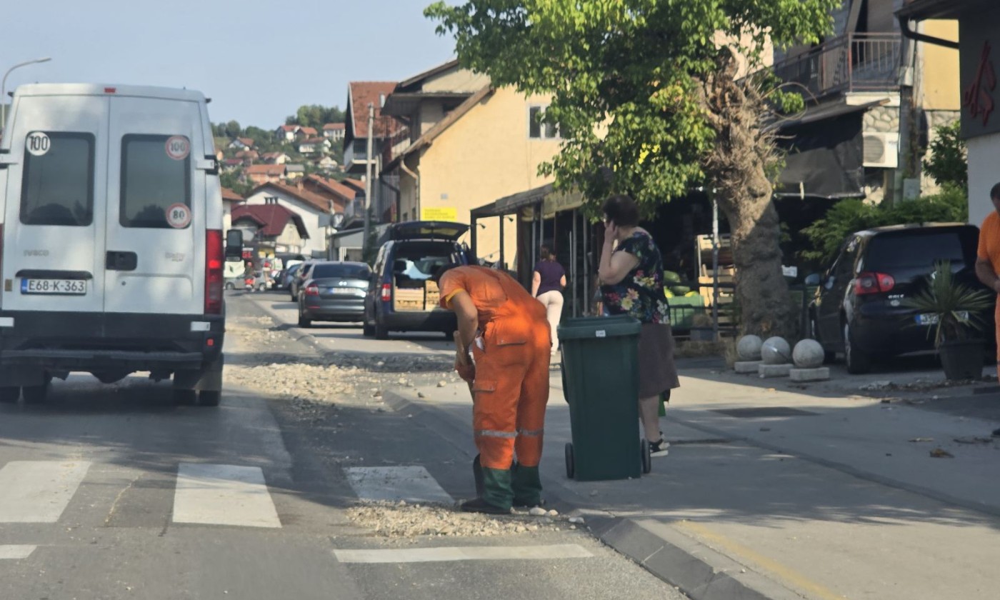 Vapaj sa Lauša urodio plodom: Ekipe uklanjaju kamenje i nanose sa puteva