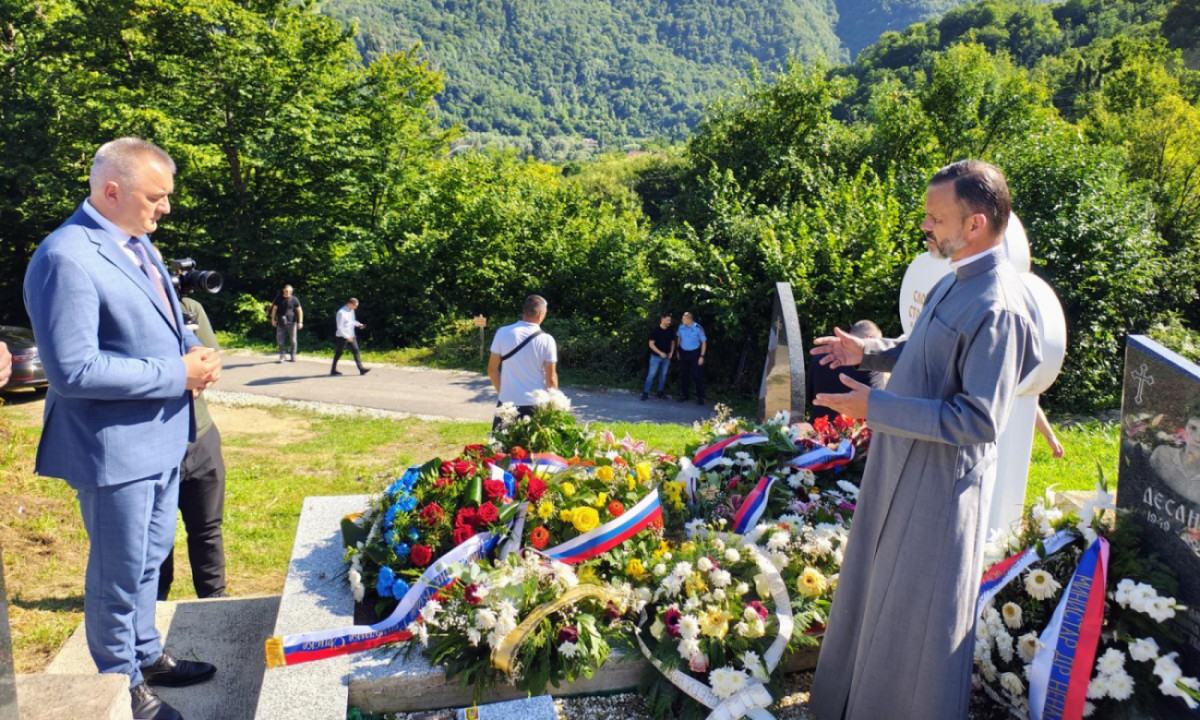 Sjećanje koje ne blijedi: Minić položio vijenac na grob Slobodana Stojanovića