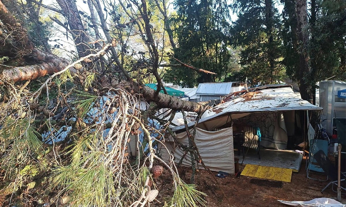 Haos u kampovima na Lošinju: Oluja čupala borove i lomila kamp-prikolice
