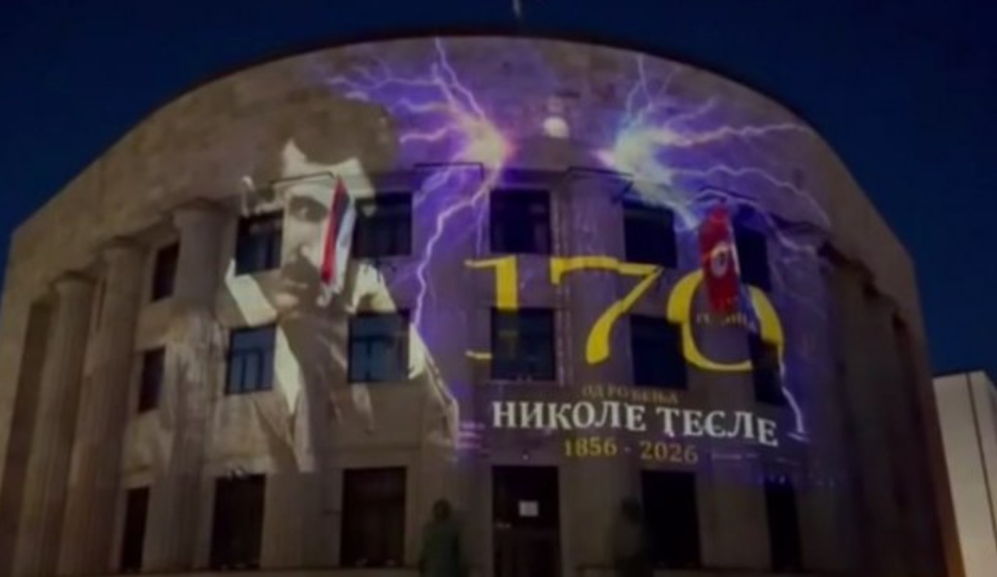 Banjaluka odala počast geniju: Lik Nikole Tesle obasjao Palatu Republike
