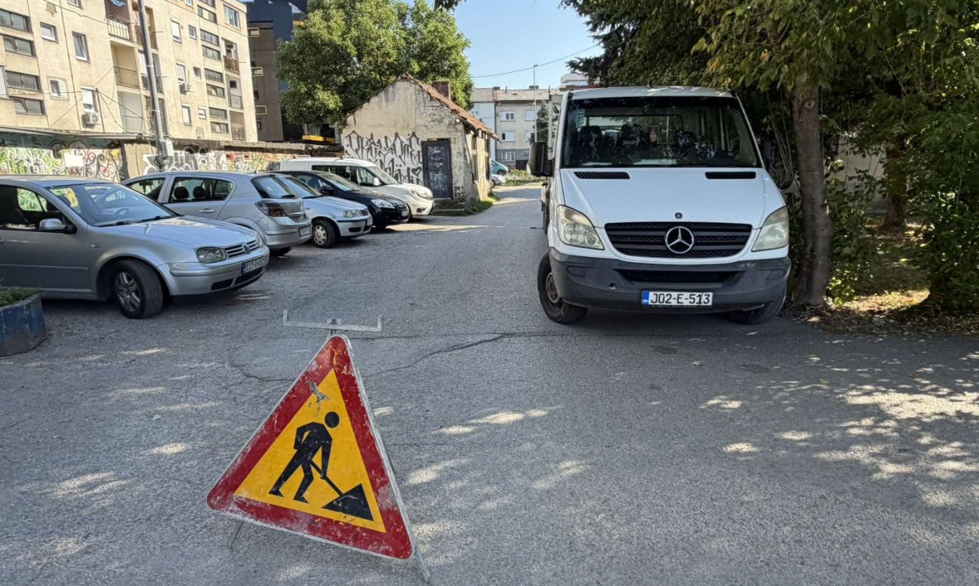 Vozači opet na mukama: Radovi blokirali parking u centru Banjaluke FOTO