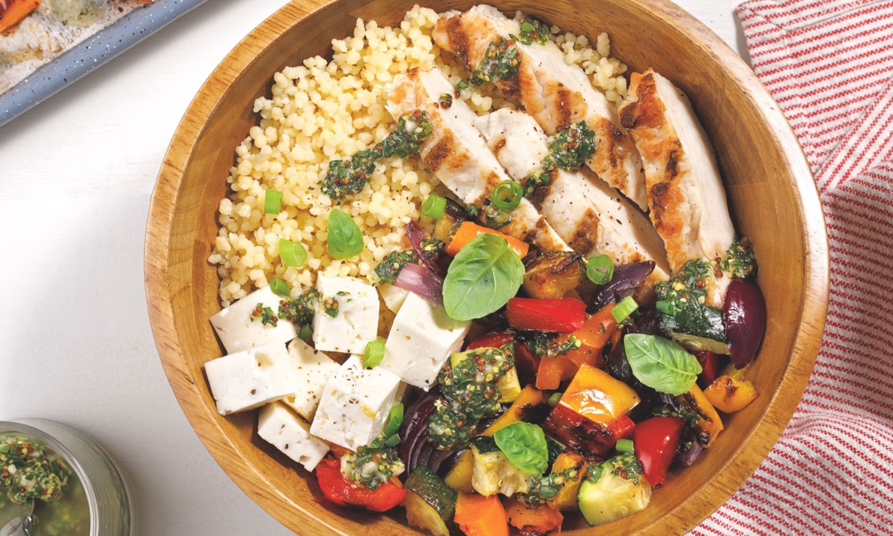 Pileći bowl s povrćem koji zasiti a ne tegoti: Ljetnji ručak koji svi traže recept nakon što ga probaju