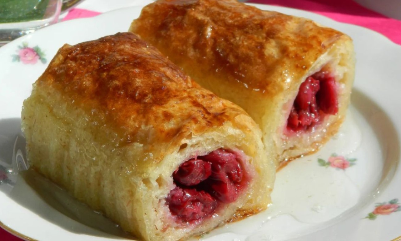 Voće iz bašte i recept iz stare sveske: Pita s višnjama koja osvaja na prvi zalogaj