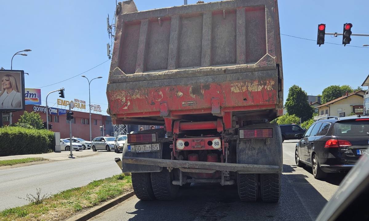​Upozorenje za vozače: Pokvario se kamion kod Emporiuma, stvaraju se gužve
