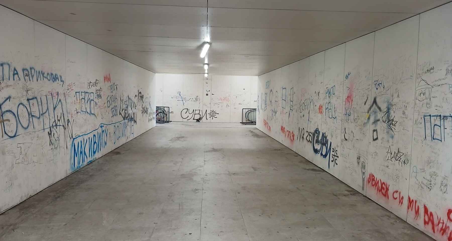 Imate li pametnija posla od uništavanja prolaza kod Delte?! Uzalud folije, više ih nema FOTO