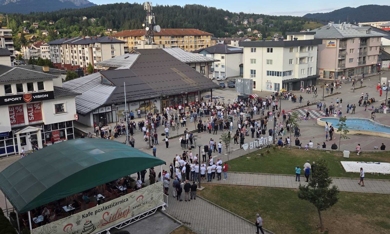 Održan protest na Palama: Građani traže odgovore nakon policijske akcije u “Enigmi”