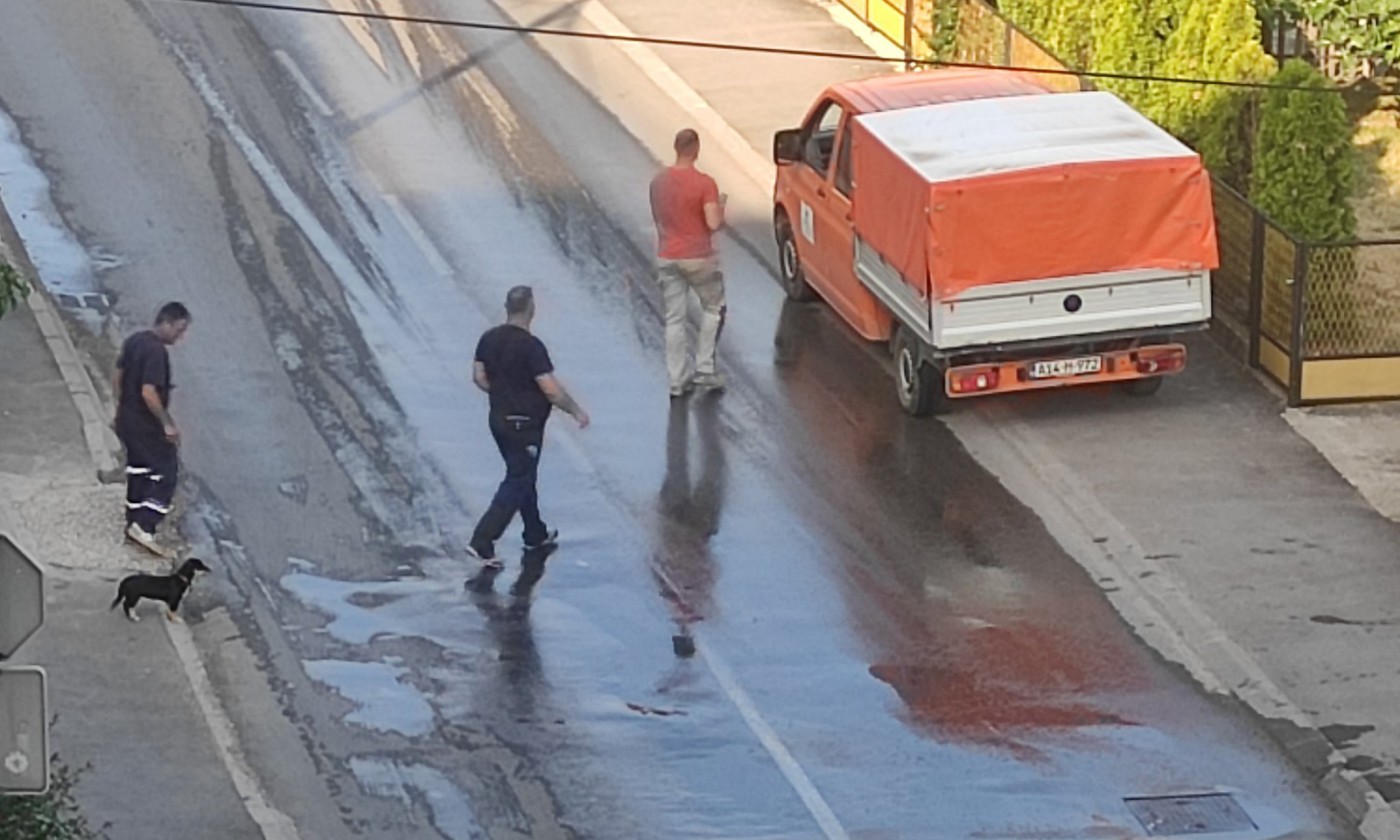 Mještani traže hitnu reakciju: Pukla vodovodna cijev u Ulici braće Jugovića