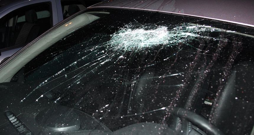 Šteta procijenjena na 3.000 KM: Žena sjekirom demolirala auto bivšeg partnera