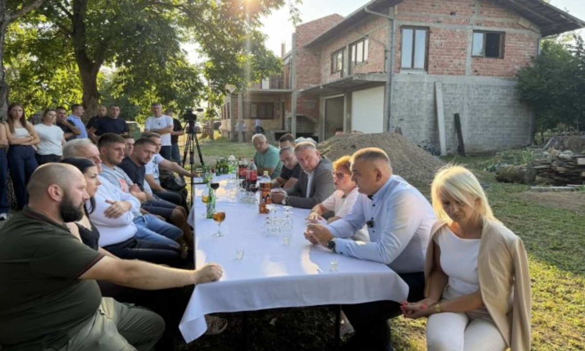 Minić posjetio porodicu sa šestoro djece: Iz Fonda solidarnosti 130.000 KM za obnovu kuće