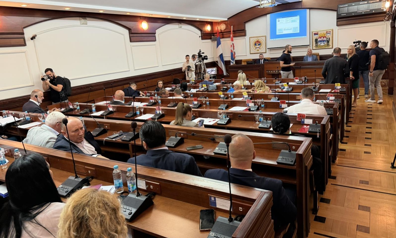 Odbornici požurili na godišnji: Sjednica završena bez ijedne rasprave, sve tačke izglasane FOTO