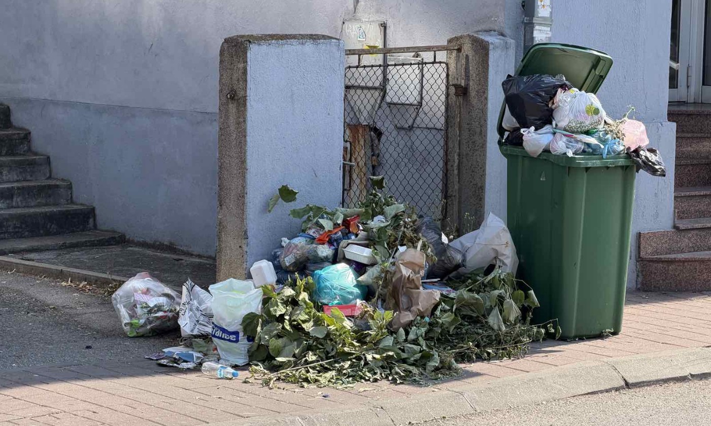 Preskočite smeće u centru Banjaluke! Kontejner prepun, otpad zatrpao trotoar FOTO