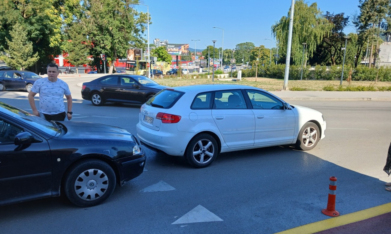 Saobraćajka u centru Banjaluke: Sudarila se dva vozila kod knjižare Kultura