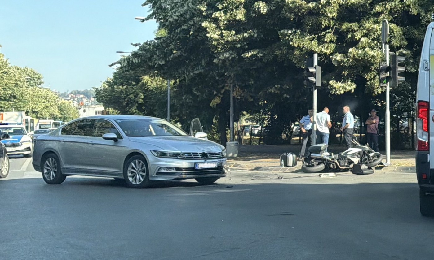 Oprez u ovom dijelu Banjaluke: Sudar auta i motocikla, jedna osoba povrijeđena