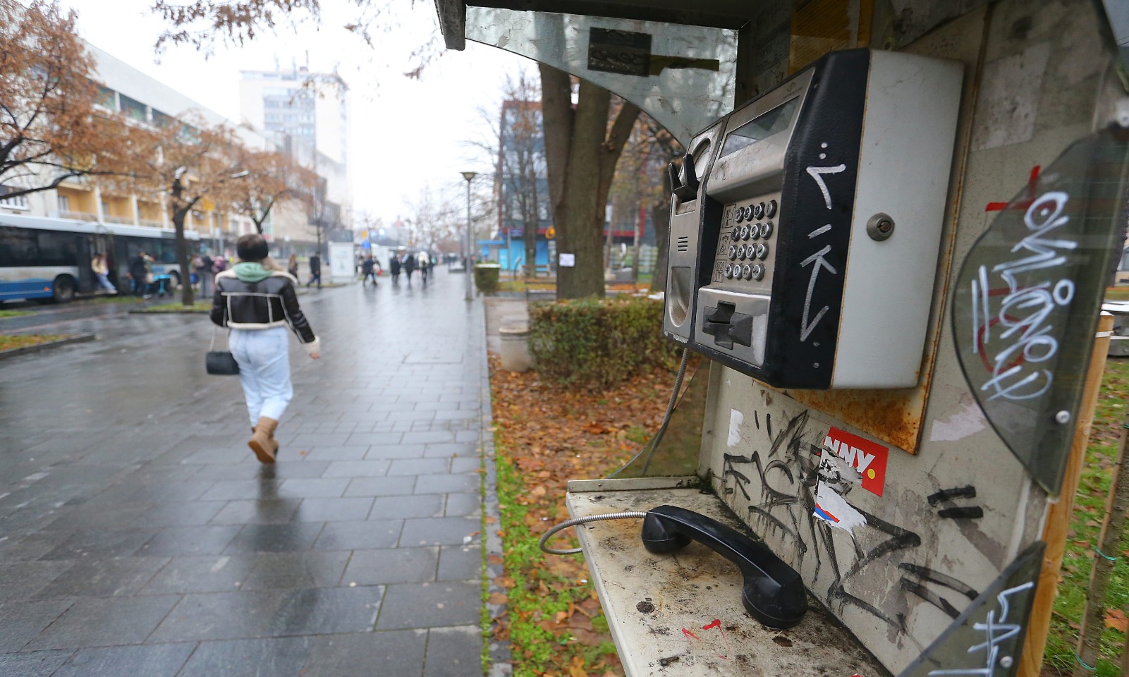 Kad ste posljednji put vidjeli telefonsku govornicu? Evo da li ih još ima u Banjaluci FOTO