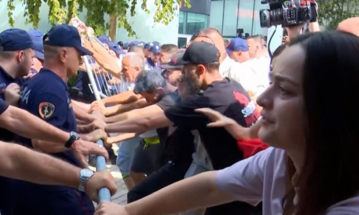 Protest u Tirani: Gađali policiju jajima, snage reda uzvratile suzavcem