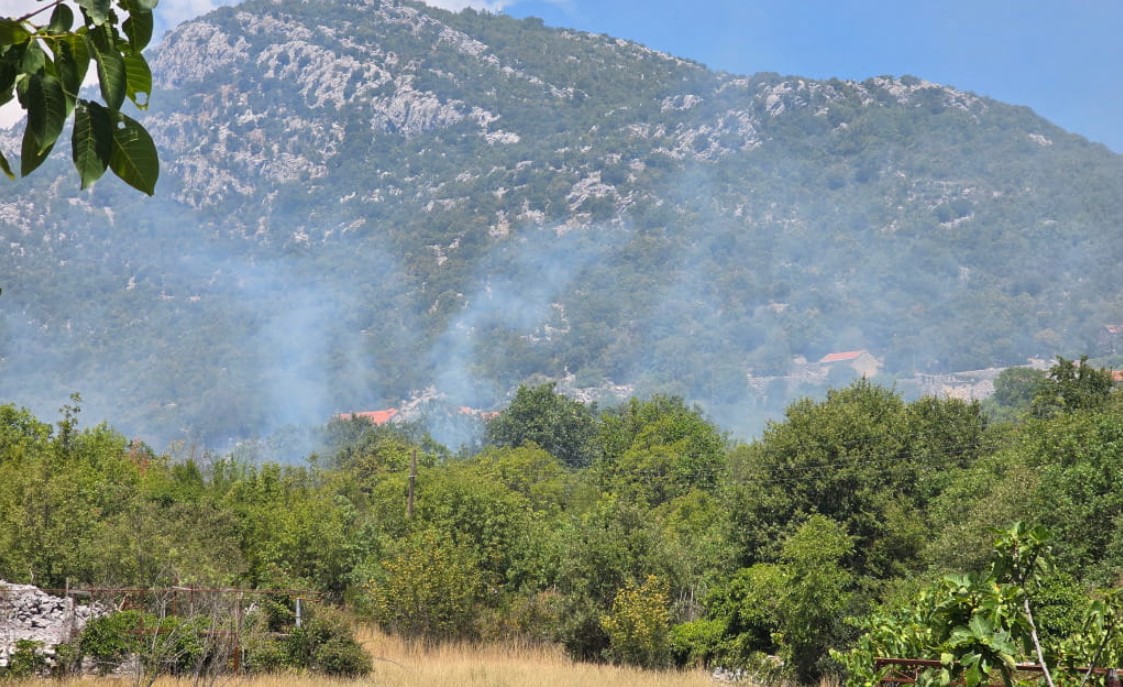 Borba bez predaha: Požari kod Trebinja i dalje aktivni, teren izuzetno opasan
