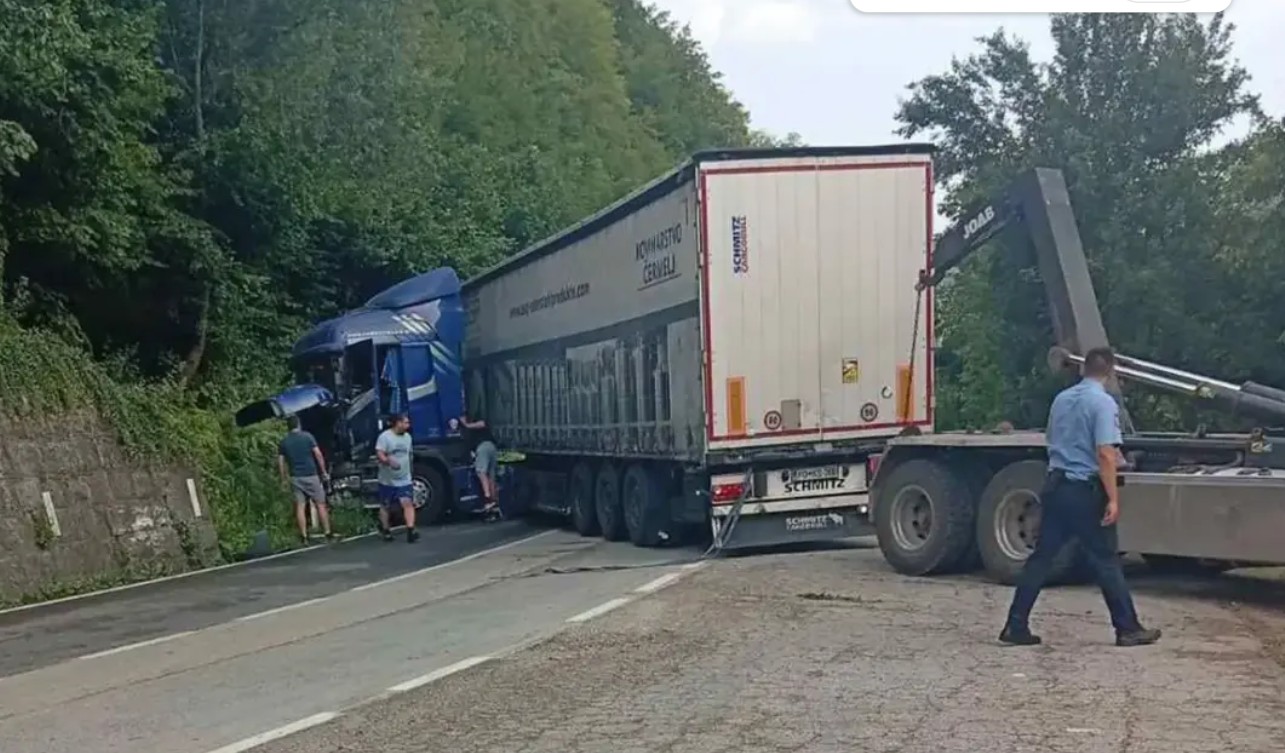 Kamion blokirao put: Težak udes na ulazu u Banjaluku