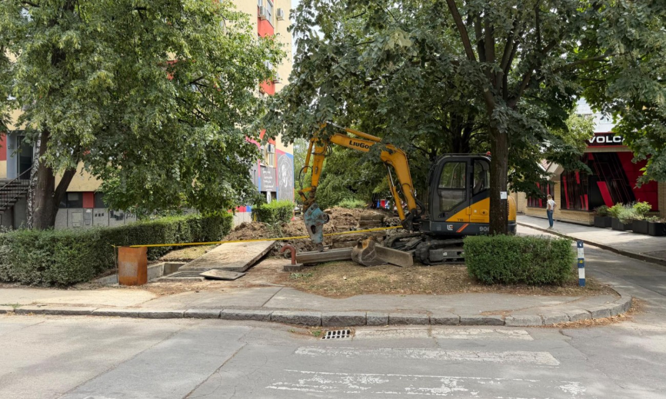 Metar od dječijeg igrališta u Banjaluci iskopana rupa: Zar mališane može da zaštiti plastična traka?! FOTO