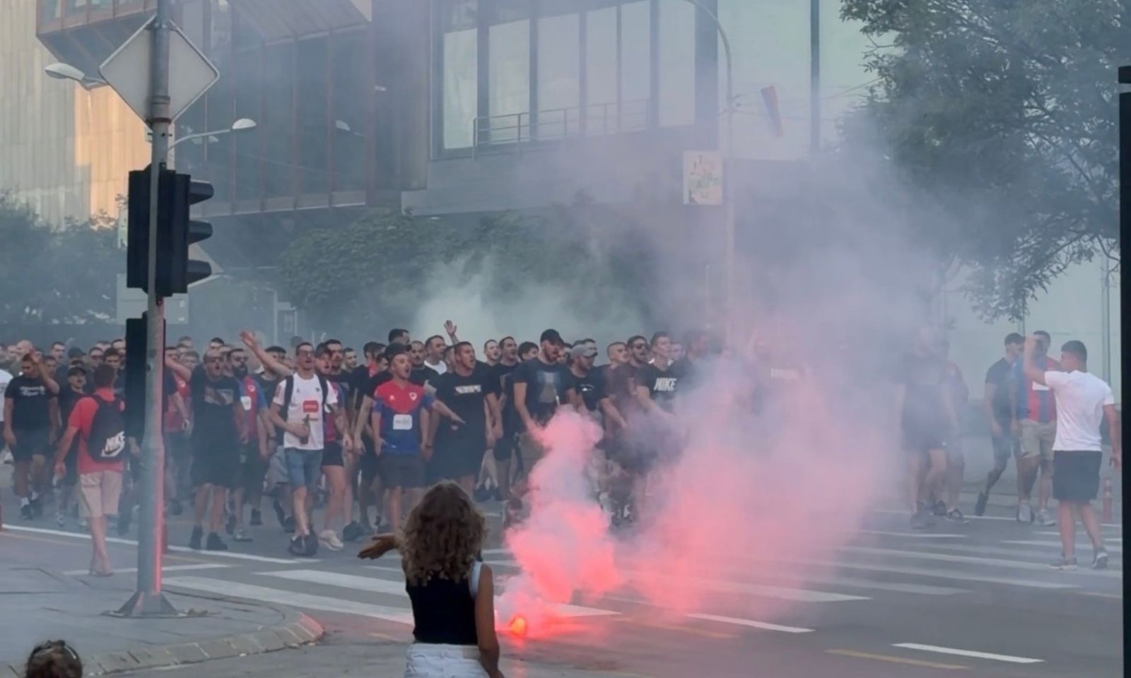 Navijači Borca stigli na Trg Krajine: Banjaluka večeras dočekuje 100. rođendan kluba VIDEO