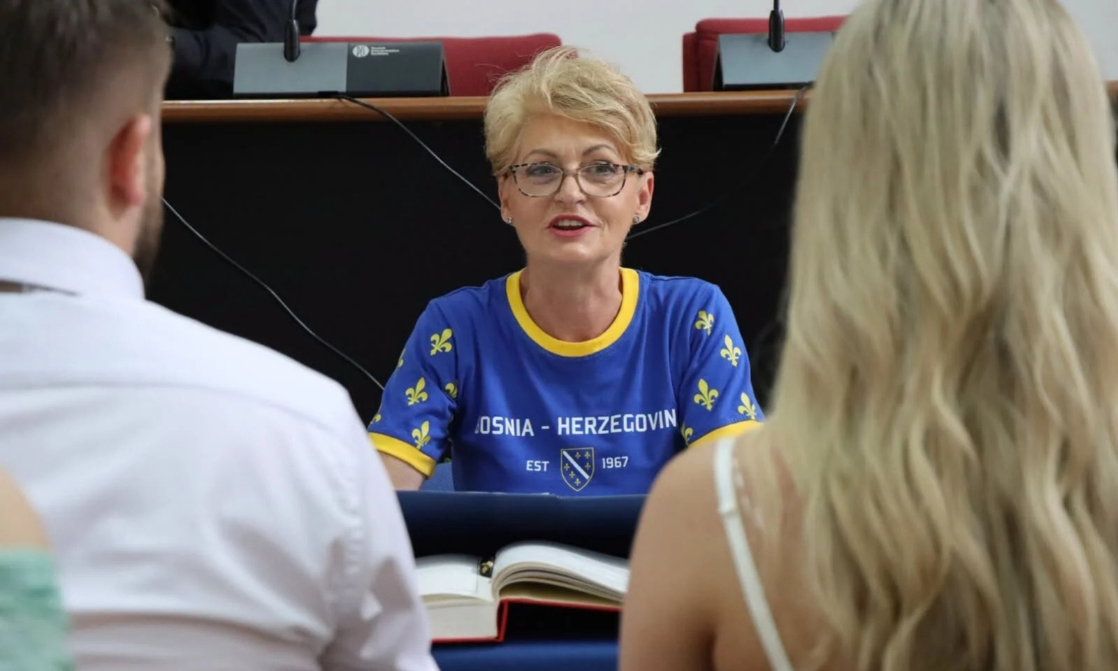 Matičarka vjenčala mladence u dresu BiH: Navijačka euforija stigla i u opštinu FOTO
