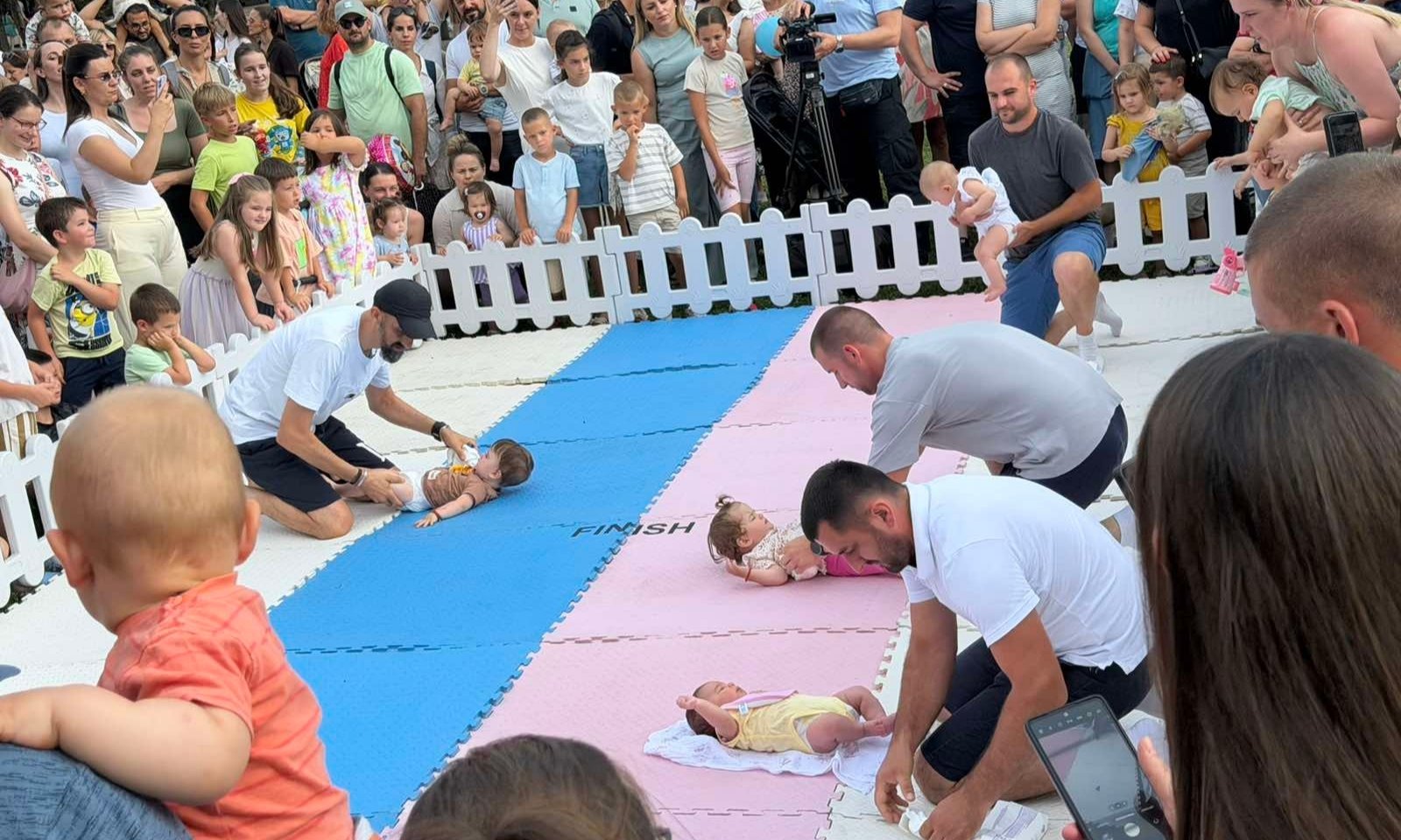 Najmlađi Banjalučani u centru pažnje: Otvorena Konferencija beba, mališane očekuju brojna takmičenja i zabava FOTO