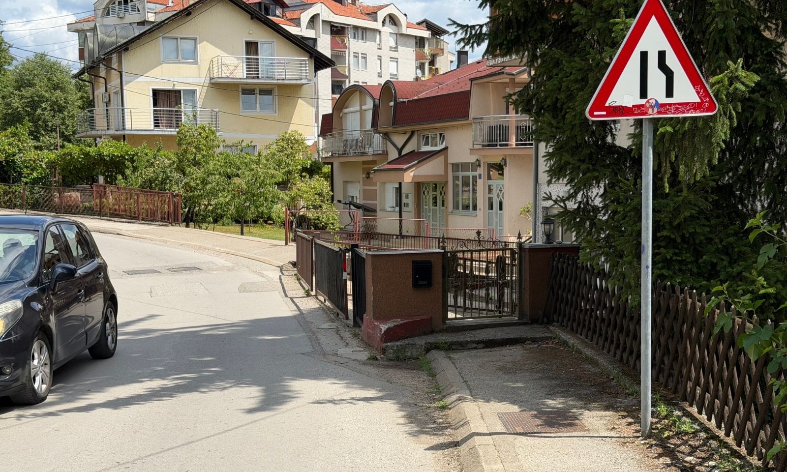 Nestao trotoar u banjalučkom naselju: Evo šta na ovo kažu iz Grada FOTO