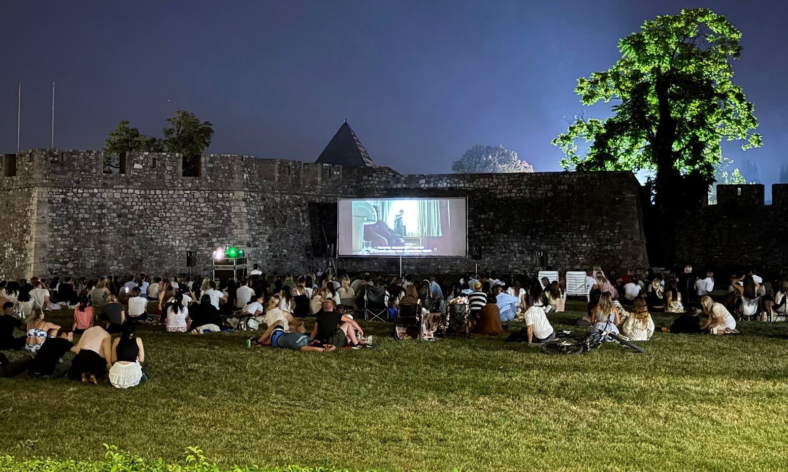 Kastel sinoć postao bioskop na otvorenom: Evo šta su gledali Banjalučani FOTO