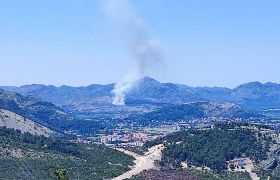 Vatra buknula kod Trebinja: Vatrogasci se bore sa požarom