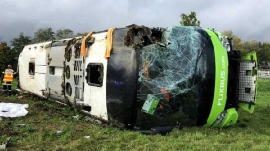 Autobus sletio sa auto-puta u Njemačkoj: Povrijeđeno 11 putnika