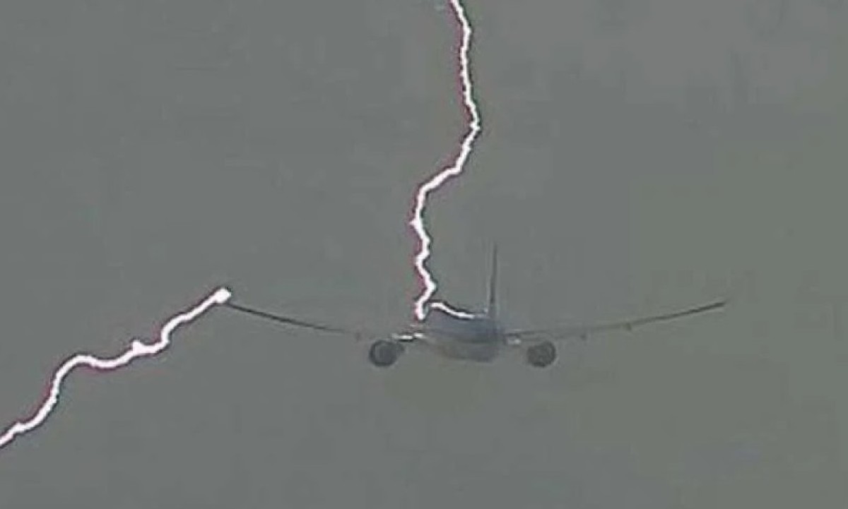 Drama na nebu! Nakon udara groma avion se prinudno vratio na aerodrom
