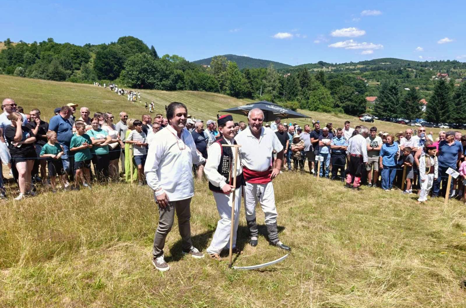 Tradicionalna kosidba na Balkani: Mirko Kecman najbolji među 20 kosaca FOTO