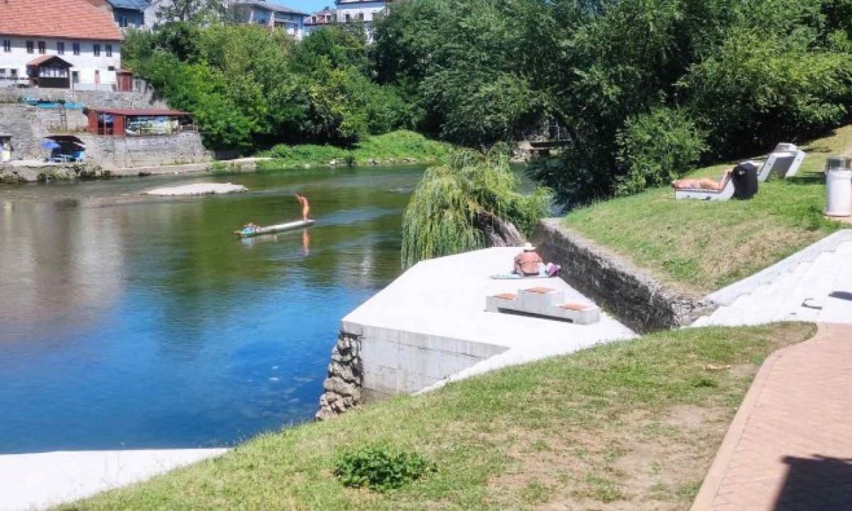 Jedni voze dajak, drugi se kupaju i sunčaju: Banjalučani spas od vrućine našli na Vrbasu