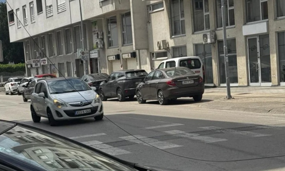 U Banjaluci se uvijek ima šta za vidjeti: Kabl pao preko ulice, saobraćaj usporio