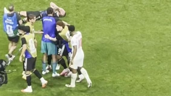 Poraz mu teško pao: Belingem s leđa ošamario igrača Argentine dok je slavio VIDEO