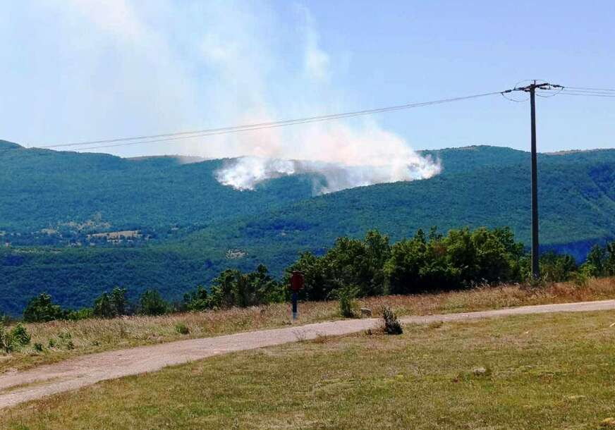 Požar u Drvaru: Vatra bukti treći dan, gori minsko polje, ugroženo dvadesetak domaćinstava