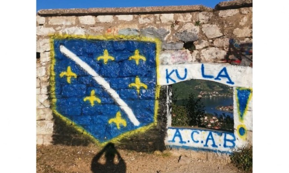 Potpisani sa “Horde zla”: Na tvrđavi u Srpskoj osvanuli uvredljivi grafiti