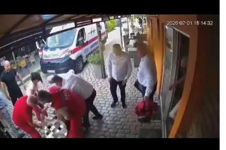 Suspendovani radnici Hitne pomoći nakon što je pacijentkinja pala sa nosila: Žena kasnije preminula