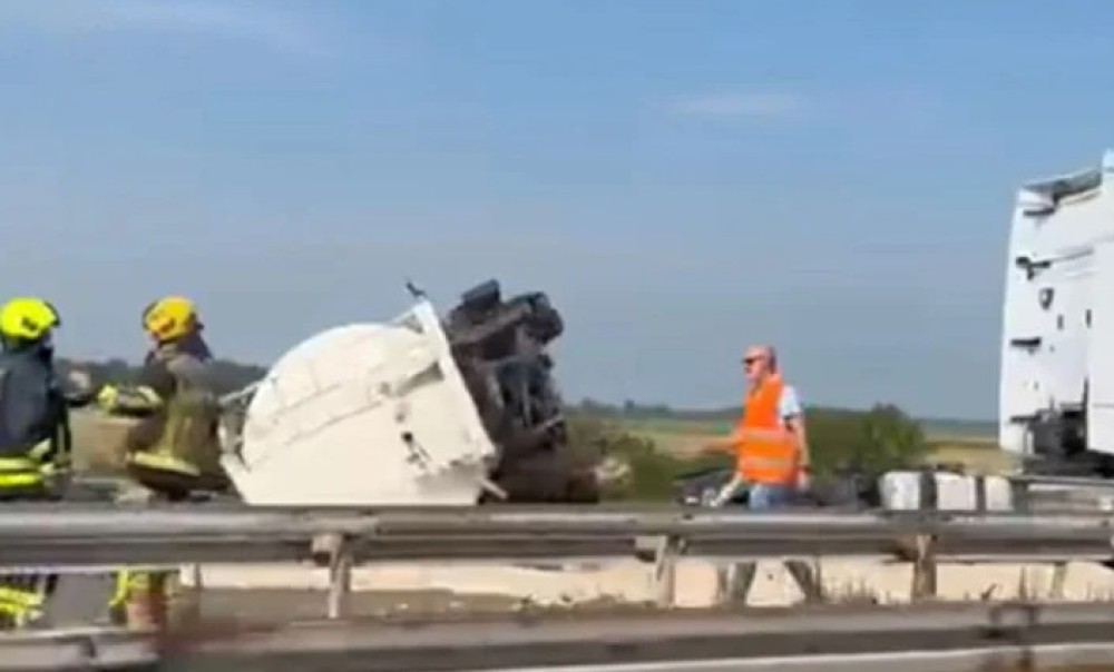 Sudar auta i cisterne izazvao kolaps na auto-putu: Vozači “tapkaju” u kilometarskim kolonama VIDEO