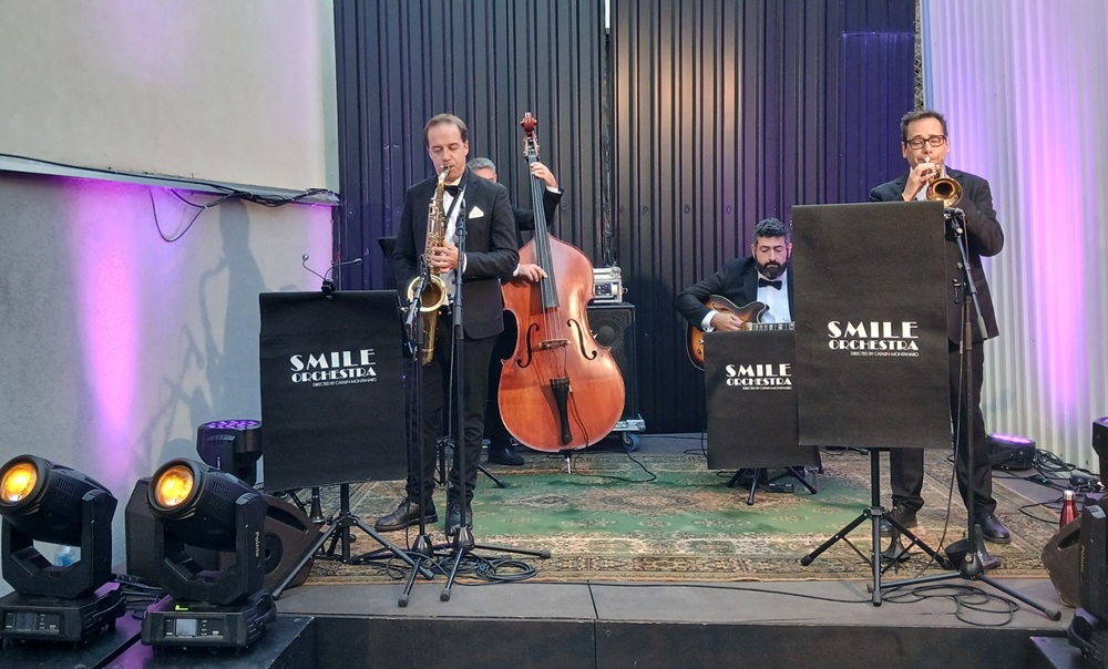 ​Italijanski swing osvojio Banjaluku: „Smile Orchestra” donio magiju tridesetih u Art dvorište FOTO