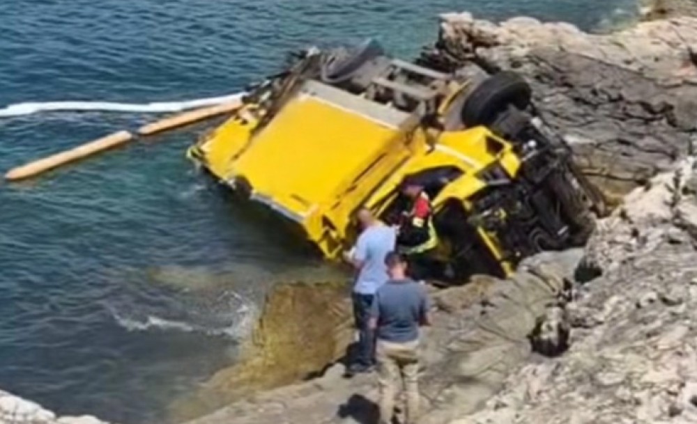 Prava drama na Jadranu: Kamion pao u more, kupači skakali u vodu VIDEO