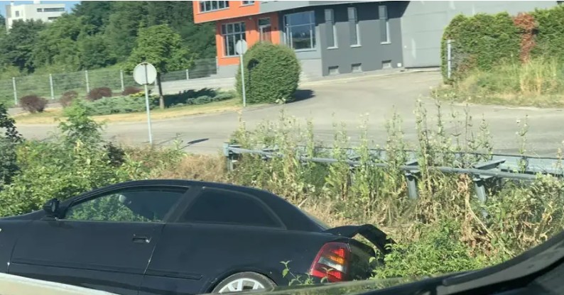 Saobraćajna nezgoda na brzoj cesti Laktaši-Banjaluka: Auto završilo u kanalu