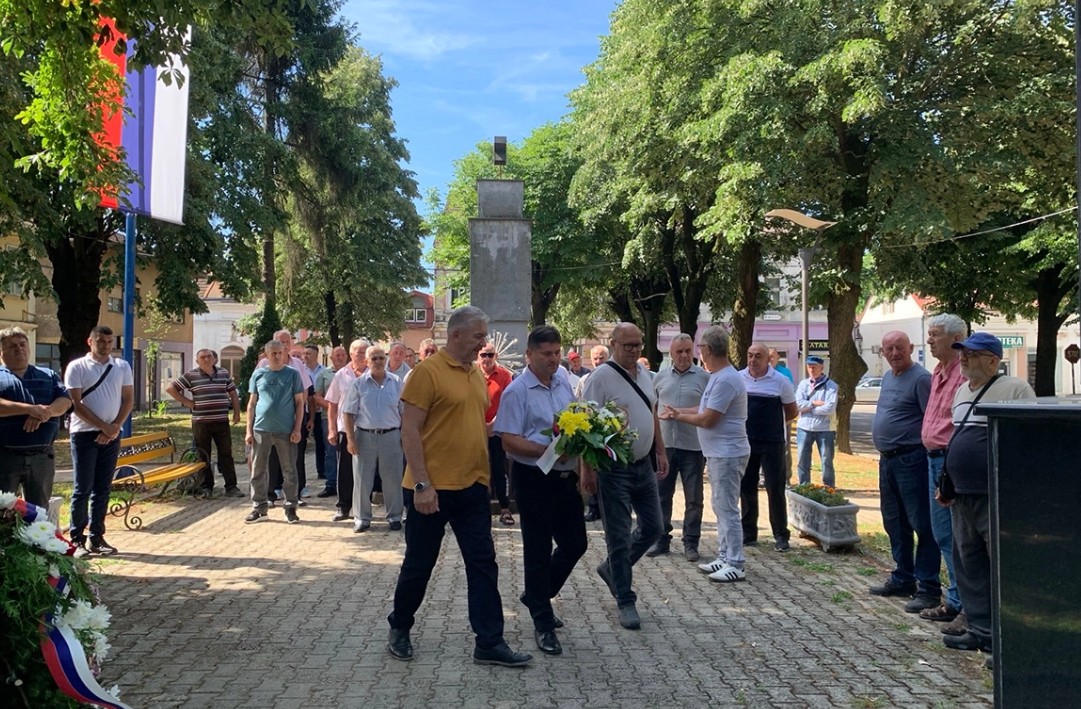 Godišnjica i sjećanje: Položeni vijenci na spomenik palim borcima u Kostajnici
