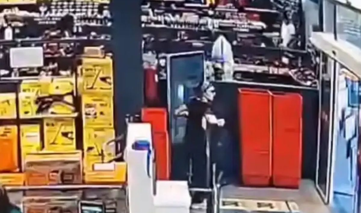 Prepoznajete li “damu” sa snimka: Traže je zbog nesvakidašnje krađe FOTO/VIDEO