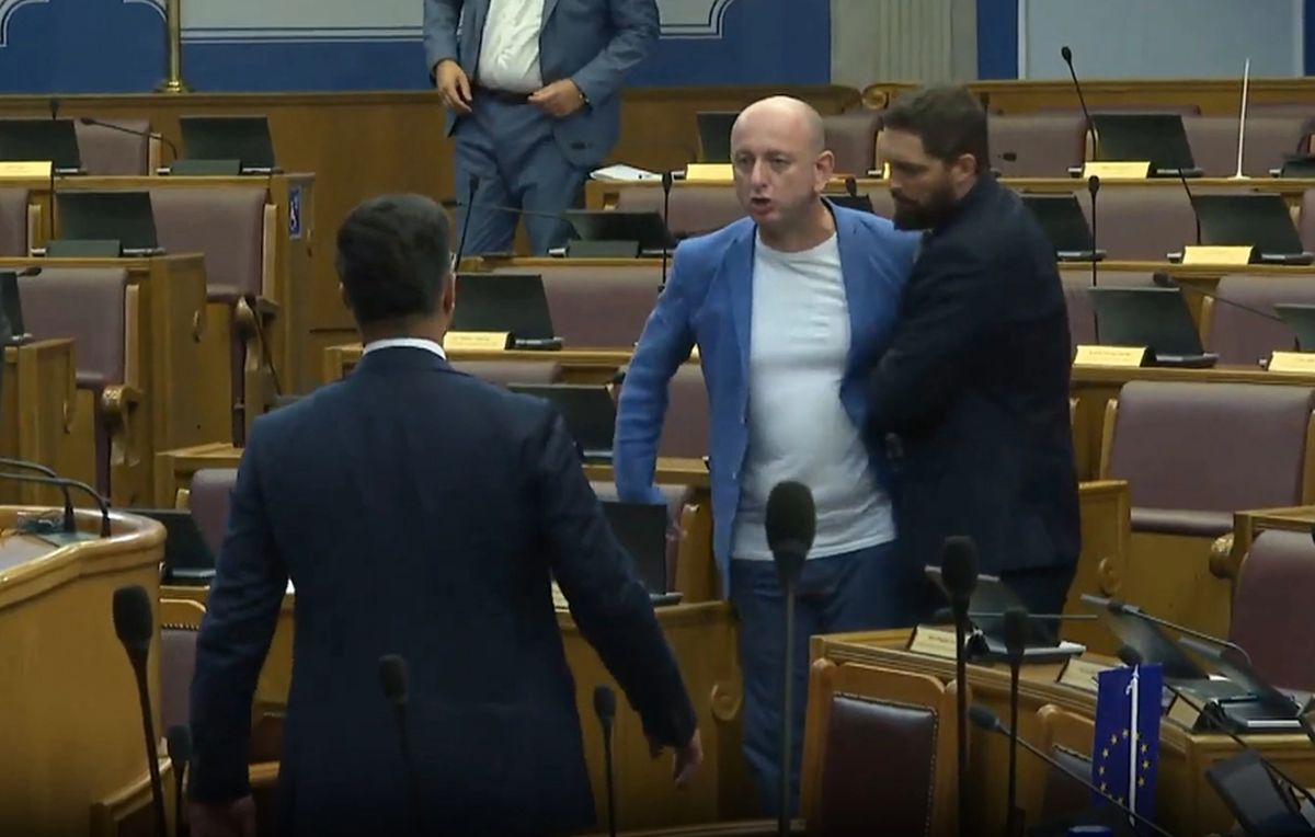 Haos u parlamentu Crne Gore: Ministar policije krenuo na Milana Kneževića VIDEO