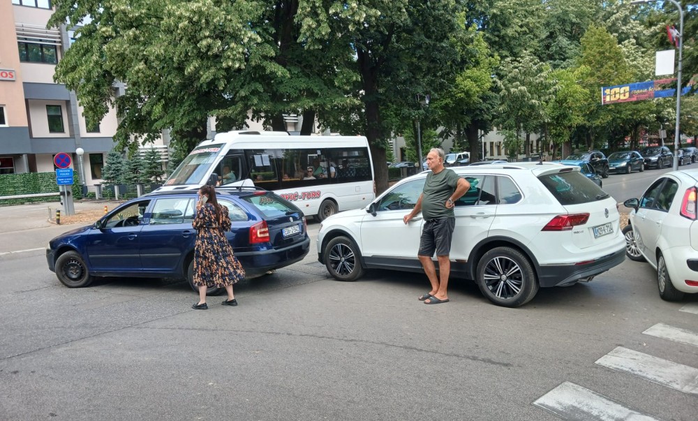 Saobraćajni kolaps u centru Banjaluke: Sudar kod “Krajina petrola”, formiraju se gužve FOTO