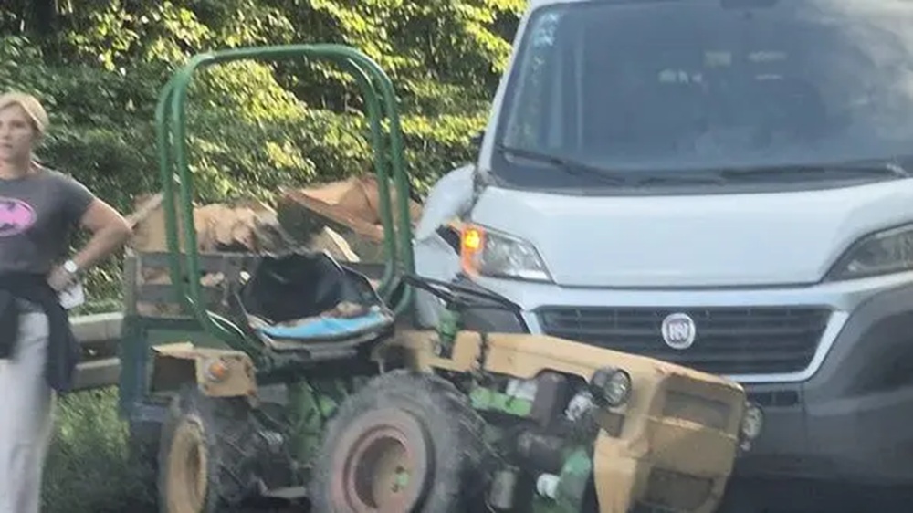 Nesreća u ovom dijelu BiH: Sudarili se kombi i traktor, jedna osoba povrijeđena