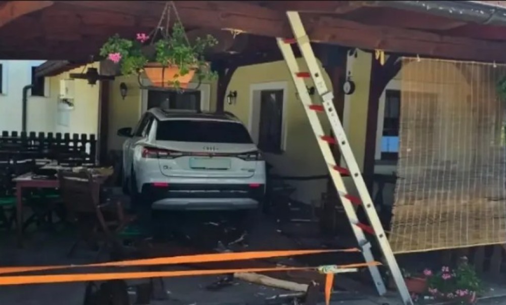 Teška saobraćajka: Automobilom uletjela u baštu kafića, ima povrijeđenih FOTO